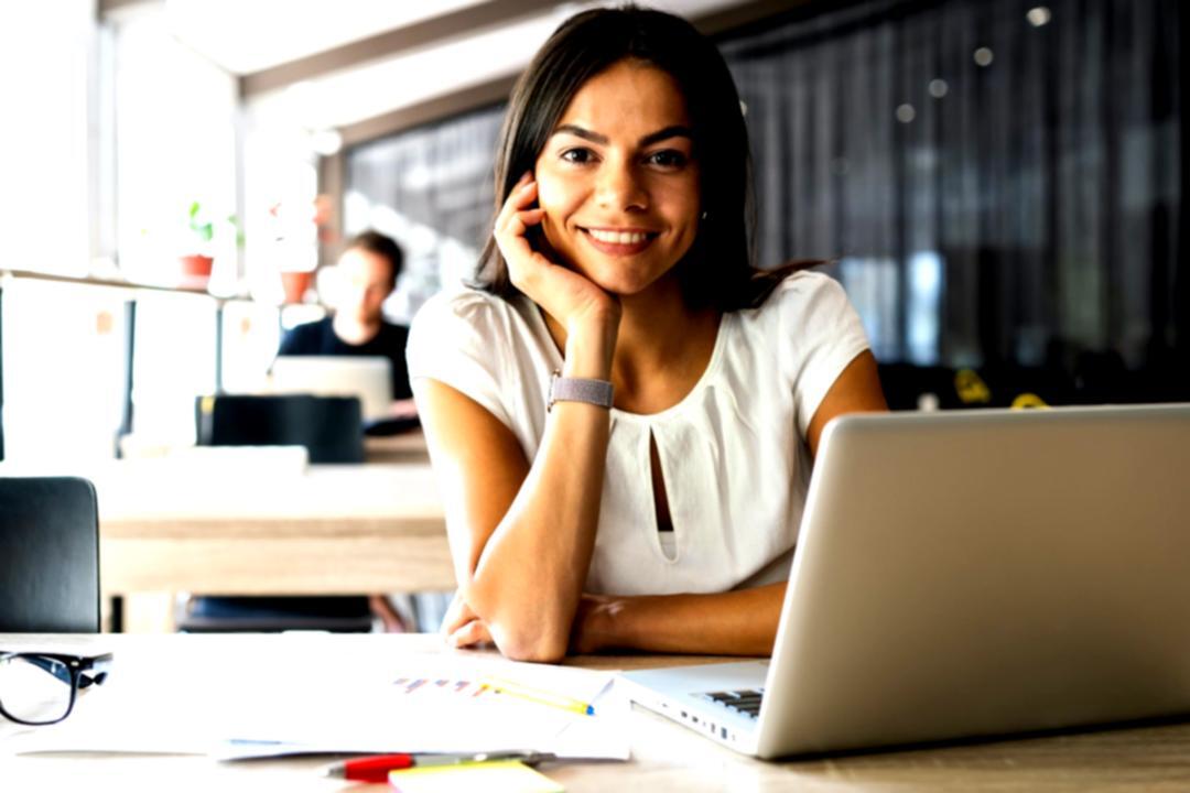 Teilnehmende arbeiten gemeinsam an Budgetplänen in einem Seminar